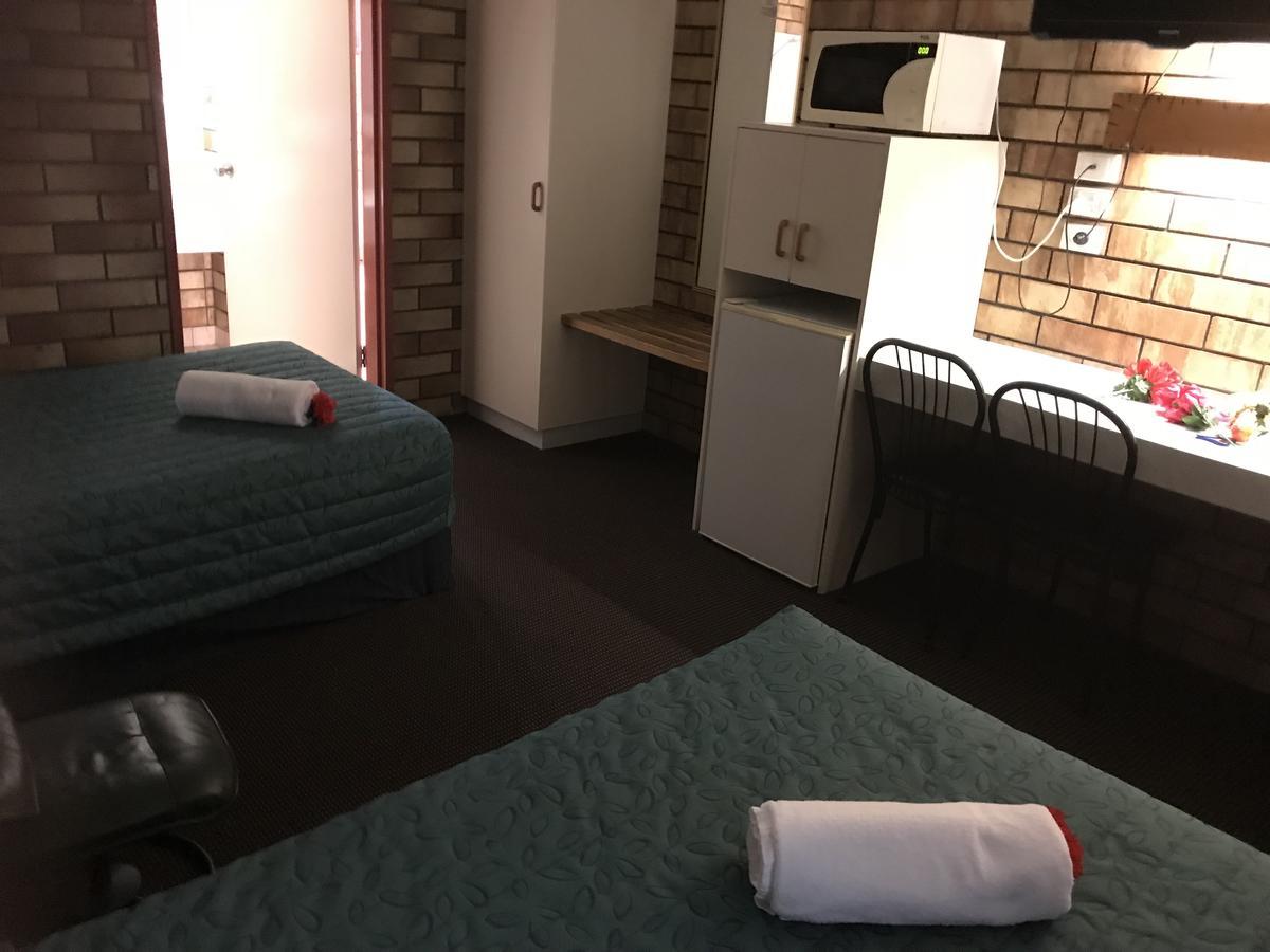 Miles Outback Motel エクステリア 写真