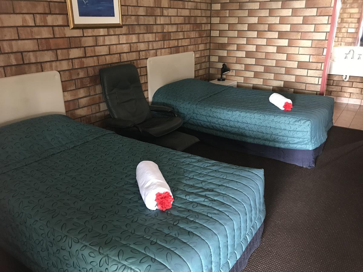 Miles Outback Motel エクステリア 写真
