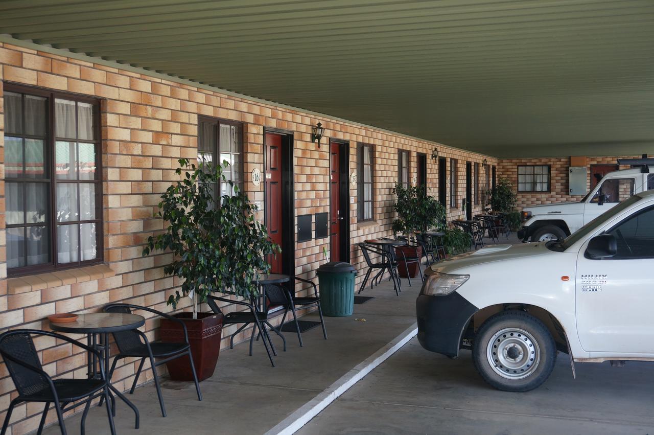 Miles Outback Motel エクステリア 写真