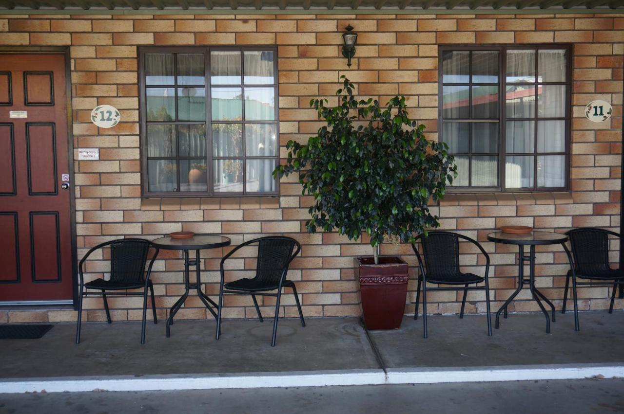 Miles Outback Motel エクステリア 写真